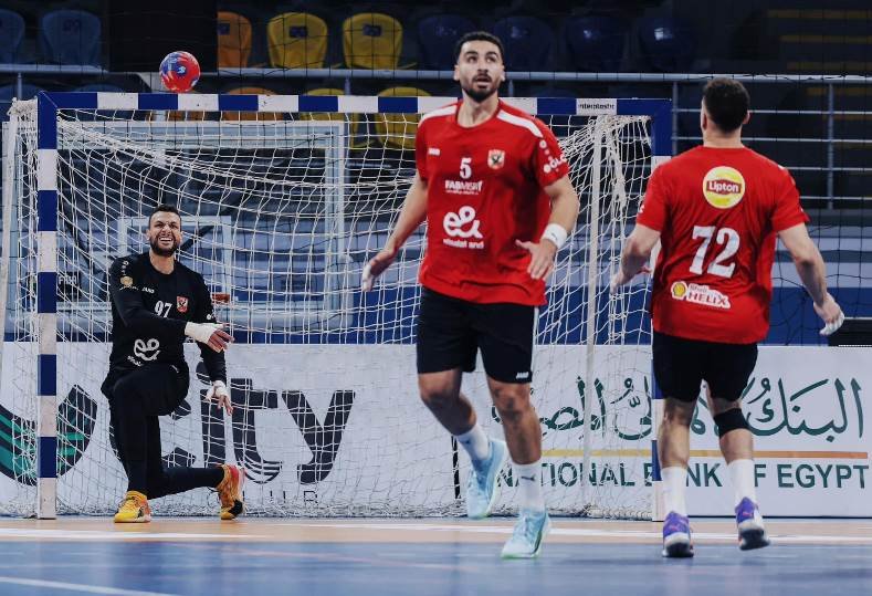 يد الأهلي تواصل التألق.. فوز كاسح على طلائع الجيش في الدوري بنتيجة 37-22