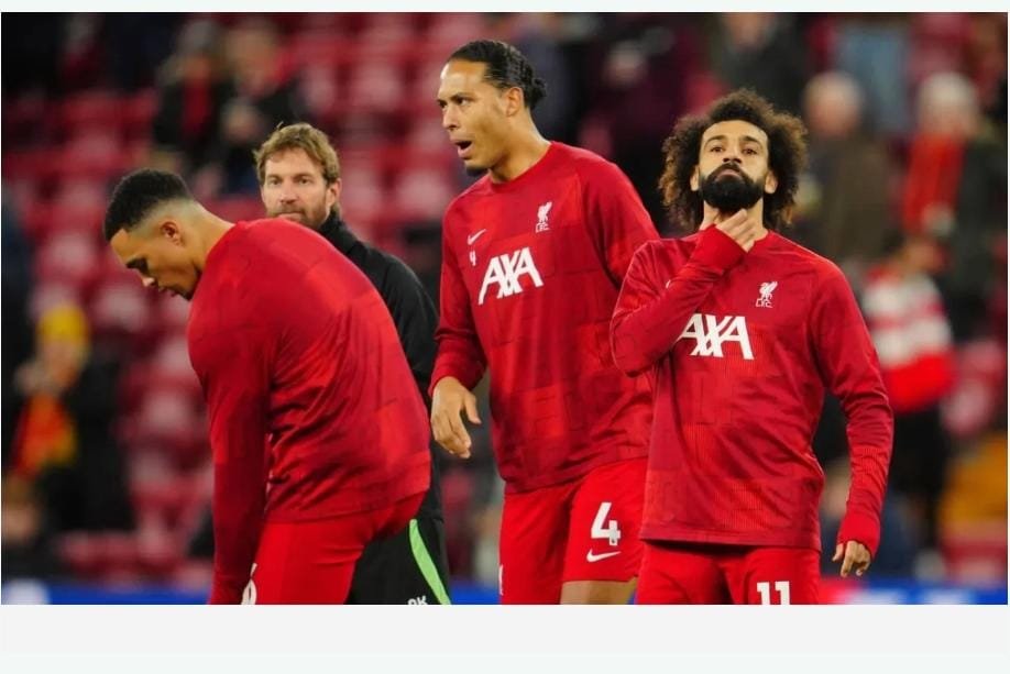 جاري نيفيل يحذر: “ليفربول مهدد بأزمة كبيرة إذا رحل صلاح وفان دايك وأرنولد”