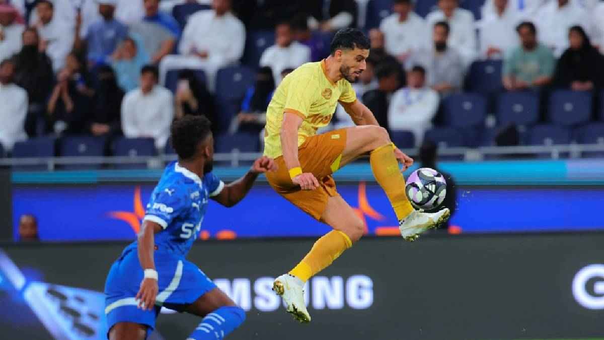 السومة يرد على هتافات جماهير الهلال أمس بالدوري السعودي